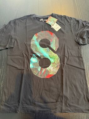 Uniqlo Graphic Black Men's Short-Sleeve Tee with Number 8 Print